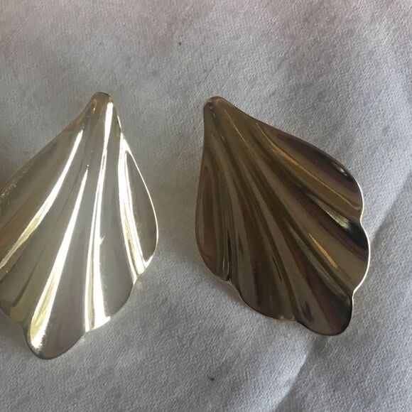 $10 ea or 3/$20 Goldtone Pierced Leaf Earrings - Picture 7 of 7